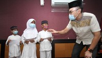 Agenda rutin tahunan dari asosiasi pengembang properti terbesar di tanah air tersebut berlangsung sederhana, dengan jumlah peserta yang terbatas. Hanya diikuti oleh perwakilan pengurus REI DKI Jakarta dan 1 (satu) yayasan/panti yang mewakili 17 yayasan/panti lainnya sesuai dengan prosedur Prokes Covid-19.