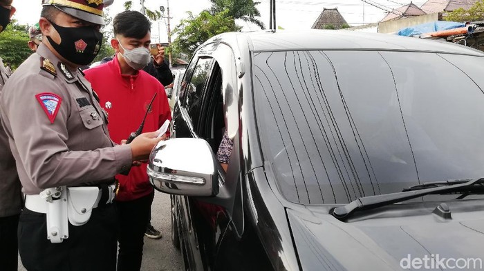 Momen Gibran Pantau Langsung Penyekatan Mudik Wali Kota Solo Gibran Rakabuming Raka meninjau penyekatan pemudik di simpang tujuh Joglo, Sabtu (8/5/2021).