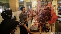 Menurut salah satu pedagang, Kenaikan harga daging sapi lokal terjadi karena saat ini stok daging di penjagal mulai menipis.