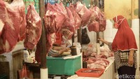 Bila dihitung dari harga terendahnya saja yaitu Rp 140 ribu/Kg, maka omzet pedagang daging ini per harinya bisa mencapai Rp 11,2 juta/ hari atau Rp 336 juta/bulan.
