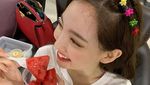 Imutnya Nayeon TWICE Saat Makan Corn Dog dan Macaron