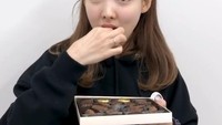 Nayeon TWICE juga pernah terlihat sedang menikmati cokelat. Ada beberapa keping yang ia nikmati saat itu. Foto: dok. TWICE