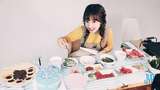 Imutnya Nayeon TWICE Saat Makan Corn Dog dan Macaron