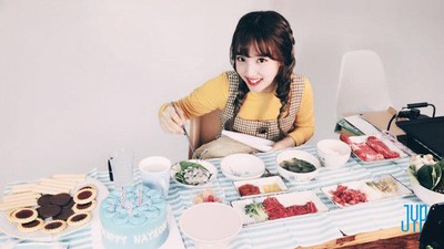 Imutnya Nayeon TWICE Saat Makan Corn Dog dan Macaron