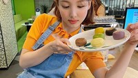 Pergi ke kafe, Nayeon TWICE memamerkan beberapa keping macaron yang dipesannya. Ada yang rasa stroberi, vanila, cokelat, hingga green tea. Foto: dok. TWICE
