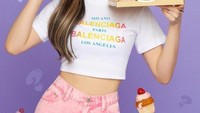 Saat sesi pemotretan, Nayeon TWICE diminta berpopse dengan beberapa cupcake. Ia tampak imut saat berpose. Foto: dok. TWICE