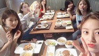 Bersama member TWICE lainnya, Nayeon pernah mengunjungi sebuah restoran dan menikmati makanan di sana. Foto: dok. TWICE