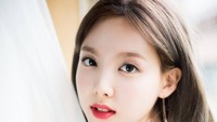 Nayeon adalah member TWICE yang menempati posisi salah satu vokalis utama di grupnya. Ia juga sosok yang ceria dan seringkali mencairkan suasana. Foto: dok. TWICE