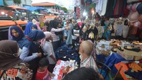 Akhir pekan menjelang Hari Raya Idul Fitri, warga memenuhi kawasan pusat perbelanjaan seperti Pasar Raya Padang.
