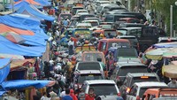 Para warga menyemut untuk berburu baju Lebaran dan kebutuhan lainnya.