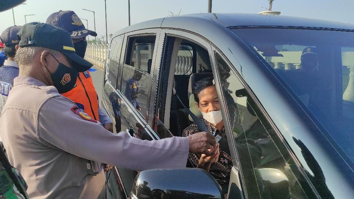Pemeriksaan di Pos Penyekatan Jembatan Pebayuran Karawang