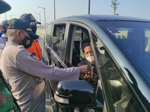 Kendaraan Pemudik di Jalur Tikus Jembatan Pebayuran Karawang Diputar Balik