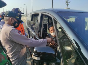 Kendaraan Pemudik di Jalur Tikus Jembatan Pebayuran Karawang Diputar Balik