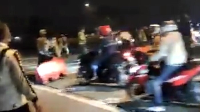 Pemudik Terobos Penyekatan Polisi di Karawang