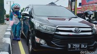 Menjelang hari raya Idul Fitri para pengamen di jalan protokol kota Klaten, Jawa Tengah tak kurang akal untuk meraih recehan rupiah dari para pengguna jalan.