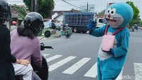 Para pengamen tidak lagi membawa alat musik dengan tampang seram, tetapi mengenakan kostum badut tokoh-tokoh komik yang lucu.