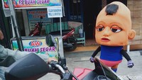 Dengan bermodal pakaian, salam dan ada yang menyetel lagu-lagu mereka menggaet simpati pengguna jalan, terutama anak -anak, Sabtu (8/5/2021) siang.