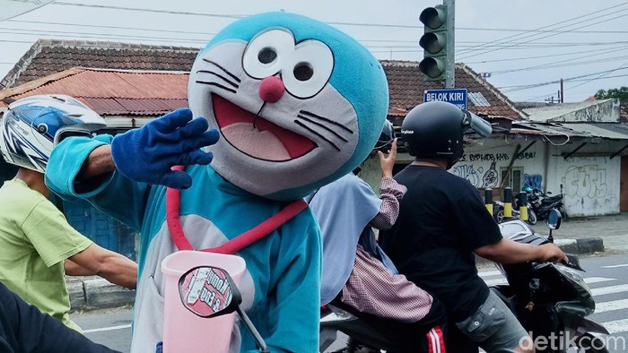Pengamen Badut Marak di Persimpangan Jalan Klaten Jelang Lebaran, sejumlah pengamen badut makin marak di salah satu persimpangan jalan di Klaten.