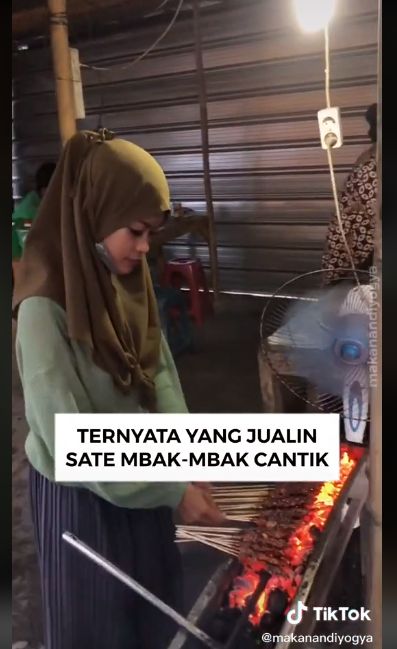 Manisnya Naya, Penjual Sate Ayam yang Laris Manis di Yogyakarta