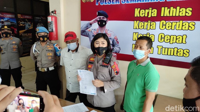 Penumpang bawa surat hasil swab palsu (topi merah) diamankan di Mapolsek Semarang Barat, Sabtu (8/5/2021).