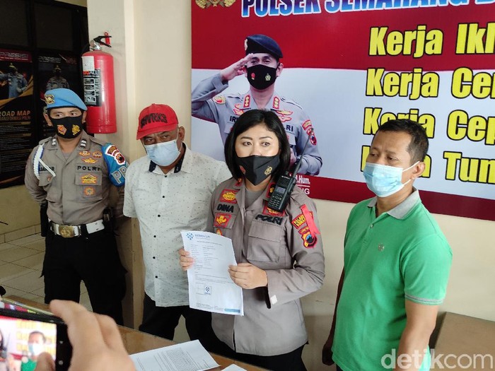 Penumpang bawa surat hasil swab palsu (topi merah) diamankan di Mapolsek Semarang Barat, Sabtu (8/5/2021).
