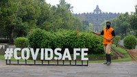 Pekerja menyapu jalan masuk kawasan Taman Wisata Candi (TWC) Borobudur, Magelang.