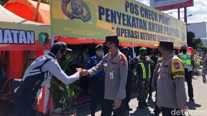 Dua perwira tinggi Polri meninjau pos penyekatan larangan mudik 2021 di Pelabuhan Ketapang, Banyuwangi. Mereka memantau langsung penyekatan perbatasan Jawa-Bali.