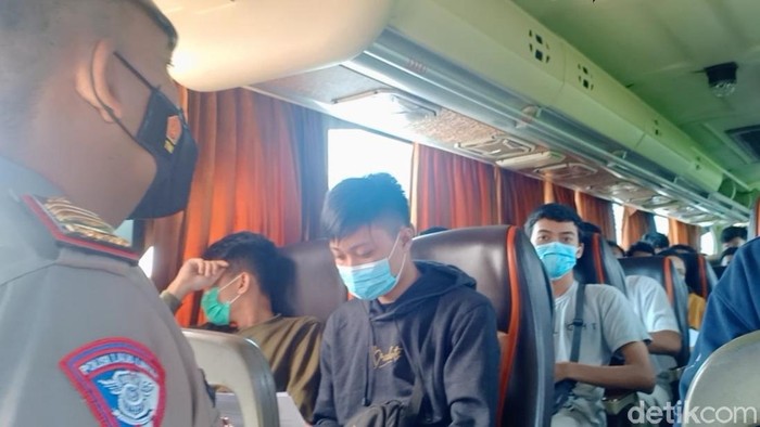 Sebanyak 47 pemudik dari Jakarta tujuan Ponorogo diputar balik saat sampai exit Tol Ngawi. Mereka mudik dengan bus pariwisata Laksmi Langgeng  bernopol AE 7052 UP.