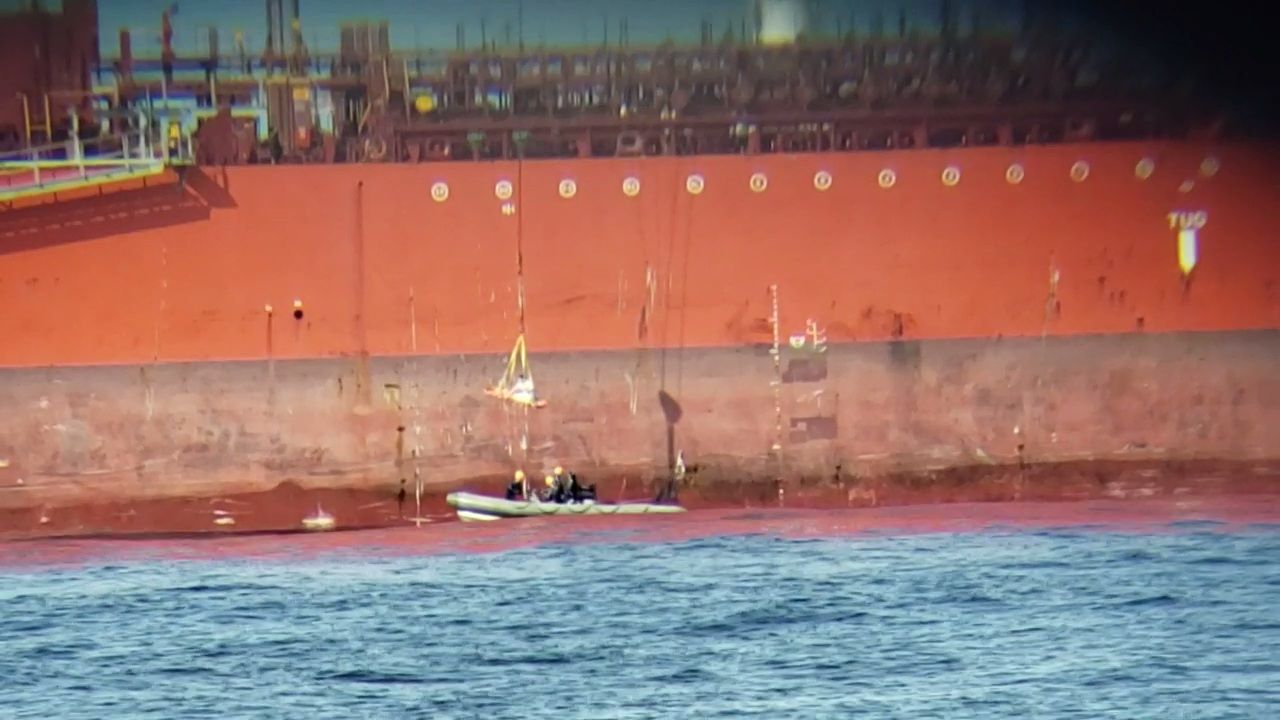Personel KRI John Lie selamatkan WNA yang terapung-apung di lautan Natuna Utara. (Dok TNI AL)