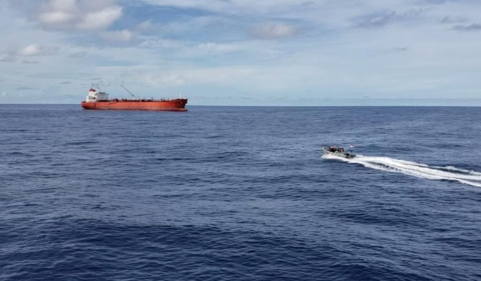 Personel KRI John Lie selamatkan WNA yang terapung-apung di lautan Natuna Utara. (Dok TNI AL)