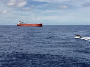 TNI AL Selamatkan WNA yang Terapung di Laut Natuna Utara