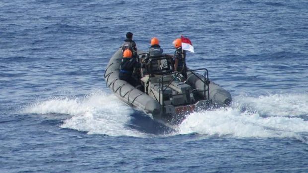 Personel KRI John Lie selamatkan WNA yang terapung-apung di lautan Natuna Utara. (Dok TNI AL)