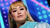 Sebagai juri ajang pencarian bakat, Pingkan Mambo justru dikritik karena kurang kompenten. Foto: Instagram @pinkan_mambo
