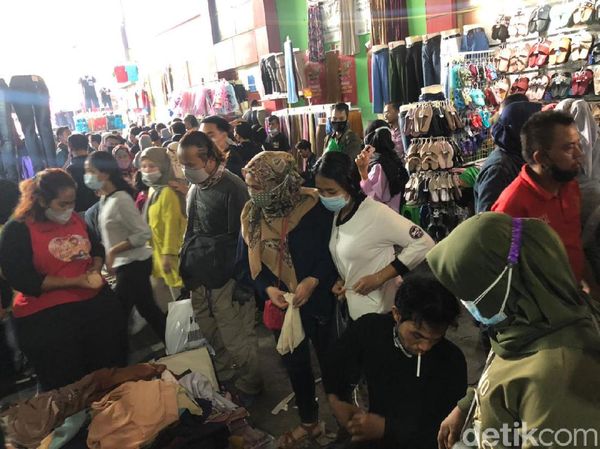 Penampakan Penuh Sesak Pengunjung di PKL Tanah Abang Jelang Lebaran