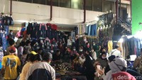 Di area tersebut, terdapat pedagang hijab yang dikerubungi pengunjung wanita. Pedagang pakaian anak, pakaian pria, pakaian muslim wanita juga ramai pembeli.