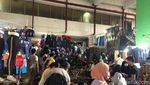 Penampakan Penuh Sesak Pengunjung di PKL Tanah Abang Jelang Lebaran