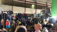Kondisi di area tersebut berbeda dengan di ruko-ruko pinggir Jalan Kebon Jati dan Jembatan Penyeberangan Multiguna (JPM) Tanah Abang. Meski ramai, namun jumlah pengunjungnya tak sepadat di lapak PKL tersebut.