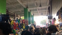 Menurut Iwan, seorang PKL di area penghubung blok F dan blok B Pasar Tanah Abang, keramaian itu sudah terjadi sejak pukul 09.00 WIB. Melihat keramaian ini, kemungkinan dirinya akan tetap membuka lapak hingga pukul 17.00 WIB.