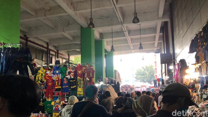 PKL Tanah Abang Diserbu Pengunjung