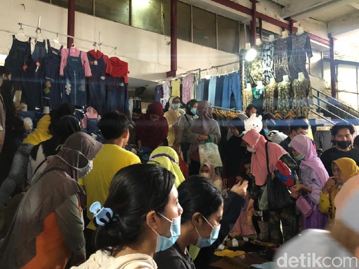 PKL Tanah Abang Diserbu Pengunjung