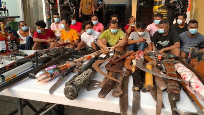 Polisi menggerebek Kampung Ambon, Jakarta Barat.
