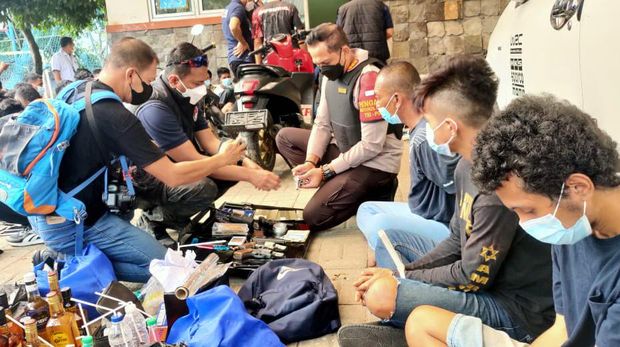 Polisi menggerebek Kampung Ambon, Jakarta Barat.