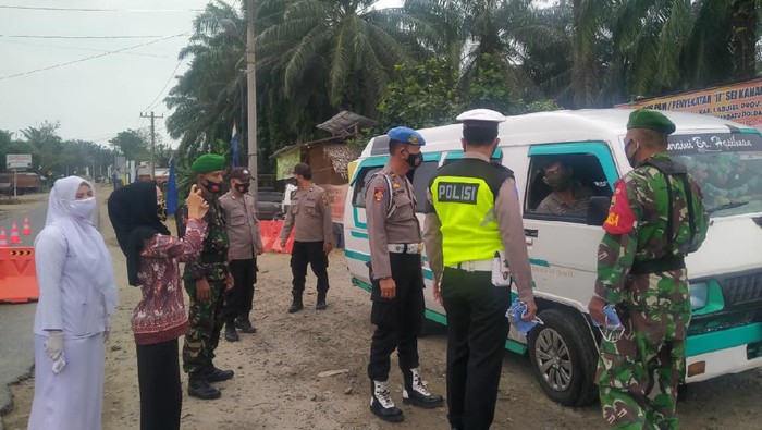 Polisi putar balik kendaraan dari Sumut yang hendak mudik ke luar provinsi (dok. Polda Sumut)