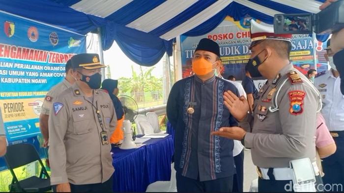 Hingga saat ini ada 686 orang yang menjalani rapid antigen di pos penyekatan larangan mudik 2021 di exit Tol Ngawi. Hasilnya, dua orang positif COVID-19.