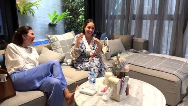 Sebuah sofa abu-abu yang cozy hadir di ruang keluarga. Sarung bantal Hermes mempertegas kemewahan tersebut. (Foto: YouTube/Nis Naz Channel)