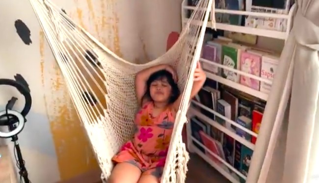 Di  salah satu sudut kamar putri Nisya disulap menjadi sebuah perpustakaan kecil. Dekat rak terdapat sebuah hammock untuk bersantai sambil membaca buku favorit. (Foto: YouTube/Nis Naz Channel)