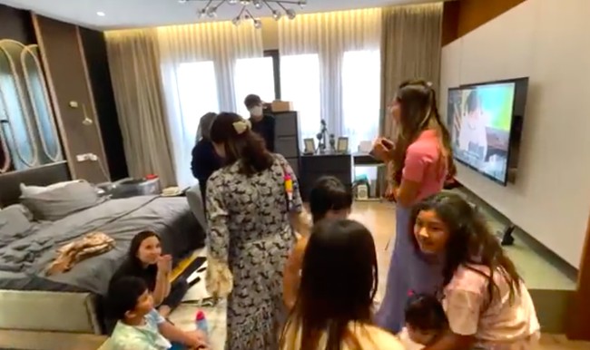 Kamar utama cukup luas sampai dijadikan tempat berkumpul keluarga. Kamar ini juga dilengkapi sebuah walking closet. (Foto: YouTube/Nis Naz Channel)