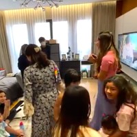 Kamar utama cukup luas sampai dijadikan tempat berkumpul keluarga. Kamar ini juga dilengkapi sebuah walking closet. (Foto: YouTube/Nis Naz Channel)