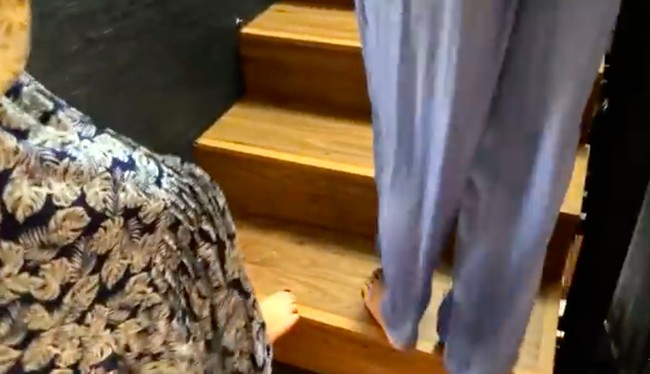 Di video home-tour yang tayang di YouTube Nis Naz Channel, Nisya mengaku lantai kayu di tangga sempat diganti karena tidak sesuai pesanan. Selain tangga, rumah Nisya nantinya juga akan dilengkapi sebuah lift untuk memudahkan akses. (Foto: YouTube/Nis Naz Channel)