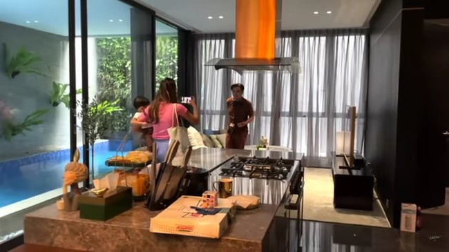 Dapur dan ruang keluarga menyatu dengan pemandangan kolam renang di sebelahnya. (Foto: YouTube/Nis Naz Channel)